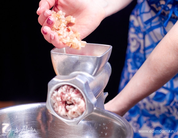 Потом — часть шкурки. И так до конца всех ингредиентов.