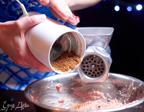 Ягоды можжевельника растереть в кофемолке, вместе с другими специями высыпать в фарш.