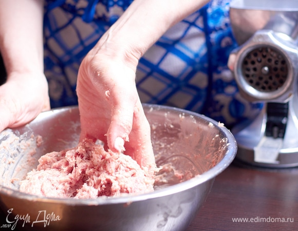 Фарш тщательно перемешать. Можно сделать это руками, а можно в чаше Kenwood (Kenwood KVC7300S) насадкой лопатка.