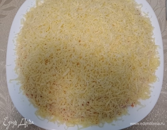 Как было указано выше, красную рыбку отварили, остудили и либо разобрали на волокна, либо нарезали на свой вкус. Репчатый лук нарезали средним кубиком, подержали в кипятке минут пять, потом охладили (в таком варианте он получается хрустящим и не горькийм). Майонез, конечно же, в идеале лучше использовать домашнего приготовления, но у меня был магазинный. Далее все просто и знакомо всем любителям готовить.