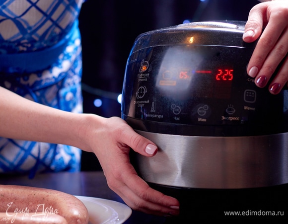 Готовить будем в мультиварке. Режим «Мультиповар», 85°C. Колбасу нужно не варить, а как бы пастеризовать. В воду положить ягоды можжевельника и черный перец горошком.