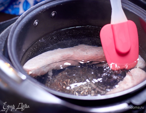 Колбаса практически сразу после нагрева должна всплыть. Готовить при закрытой крышке, периодически проверяя, до окончания программы — 2,5 часа.