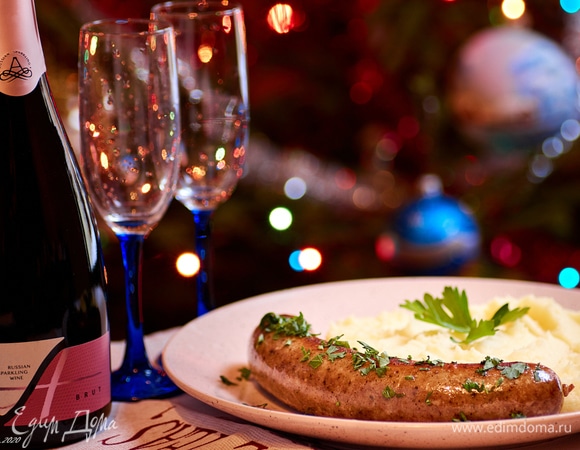 Традиционно котекино подают горячей с чечевицей и картофельным пюре на большом блюде. Особенно вкусно будет, если колбасу перед подачей еще и поджарить на сухой сковороде до золотистого цвета. А пюре можно приготовить в комбайне Kenwood (Kenwood KVC7300S) насадкой лопатка или венчик. Оно получается воздушным и однородным.