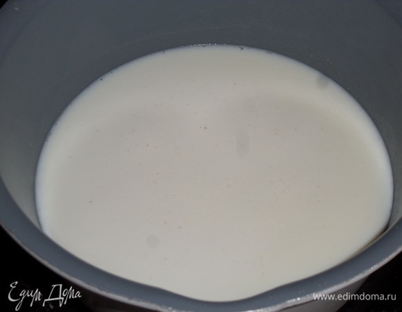 В кастрюлю наливаем молоко. Добавляем щепотку соли и 1 ст. л. сахара. Ставим кастрюлю на огонь.