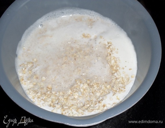 Перемешиваем. Убавляем огонь и варим кашу 2–3 минуты.