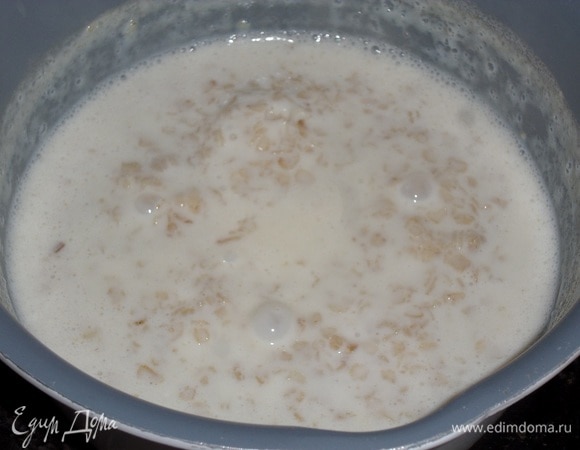 Затем убираем кастрюлю с огня. Накрываем ее крышкой и оставляем еще на 3–5 минут.