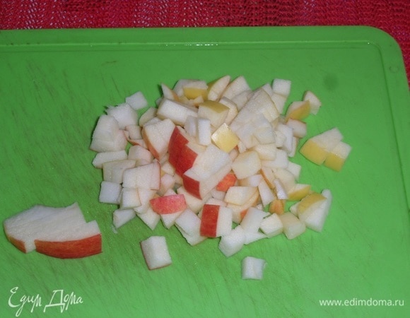 Яблоко нарезаем мелким кубиком.