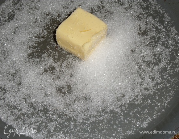 На огонь ставим глубокую сковороду. Выкладываем в нее 1 ст. л. сахара и сливочное масло.