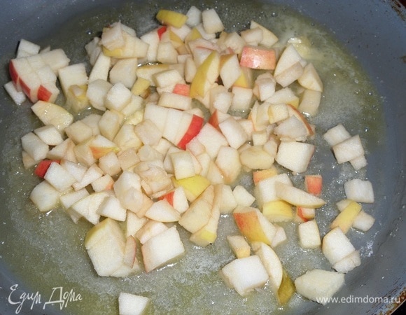 В масляно-сахарную смесь выкладываем нарезанное яблоко.