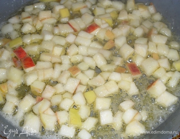 Хорошо перемешиваем и готовим на сильном огне 1–2 минуты.