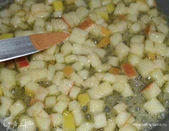 Затем добавляем щепотку корицы.