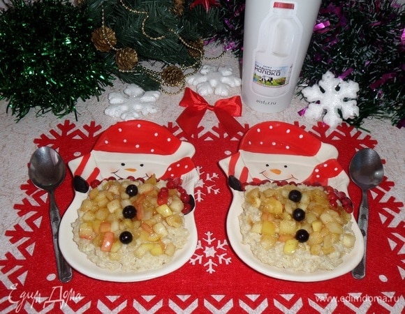 Выкладываем молочную кашу в тарелки. Поверх каши выкладываем карамелизированные яблоки. Украшаем ягодами.