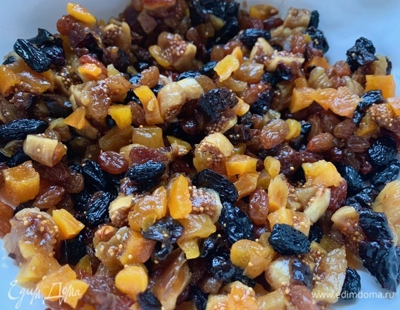 Все сухофрукты мелко нарезать. Положить в банку, влить мандариновый сок, ром. Можно изменить ром на коньяк или ликер по желанию, также мандарин заменить лимоном или апельсином!