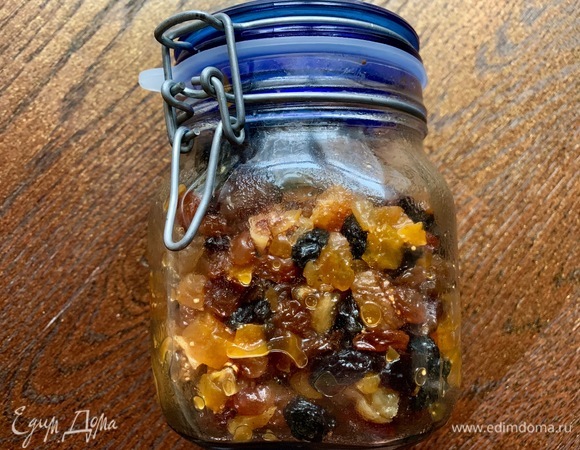 У меня такая заготовка всегда есть в холодильнике в зимнее время, в идеале это сделать за пару дней — чем дольше стоят сухофрукты в роме, тем лучше, сухофрукты получатся очень ароматные! Если времени нет, оставьте хотя бы на час!