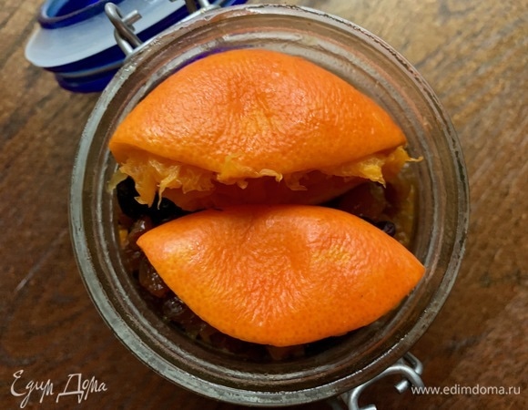 Я накрываю сухофрукты кусочками мандарина, из которого выжал сок, это дает дополнительный аромат! Ставлю в холодильник.