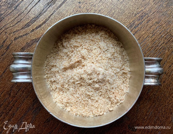 Измельчить миндаль.