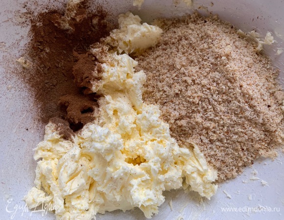 Все продукты комнатной температуры. Взбить масло. Добавить миндаль, корицу, хорошо взбить.