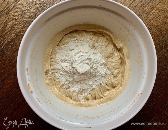 Добавить половину муки, соль, хорошо размешать.
