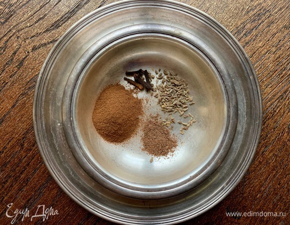 Добавить пряности, измельчив их в ступке. Тесто взбить на средней скорости минуты 3–4.