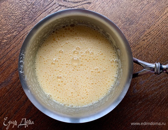 Отдельно взбить яйца с сахаром и медом до увеличения массы раза в 3.