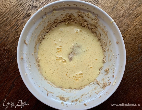 Соединить яичную массу с миндальной, нежно перемешать, оставить минут на 5.