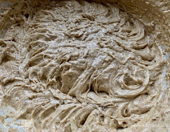 Хорошо взбить, затем всыпать остаток муки и также взбить.