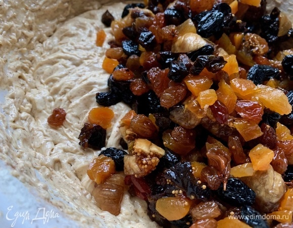 Сухофрукты — в миску с тестом.