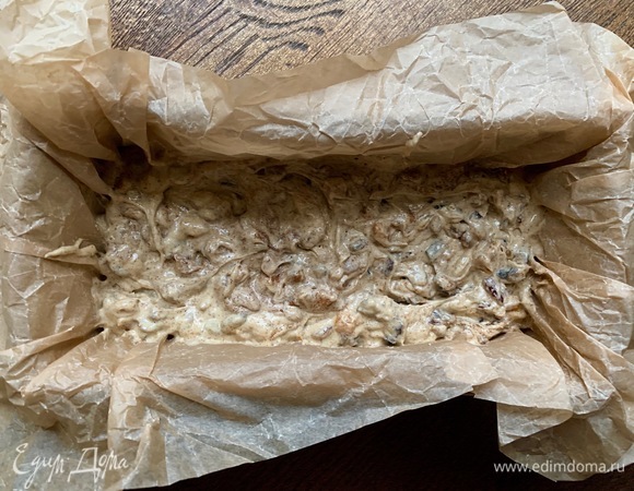 Тесто выложить в форму.