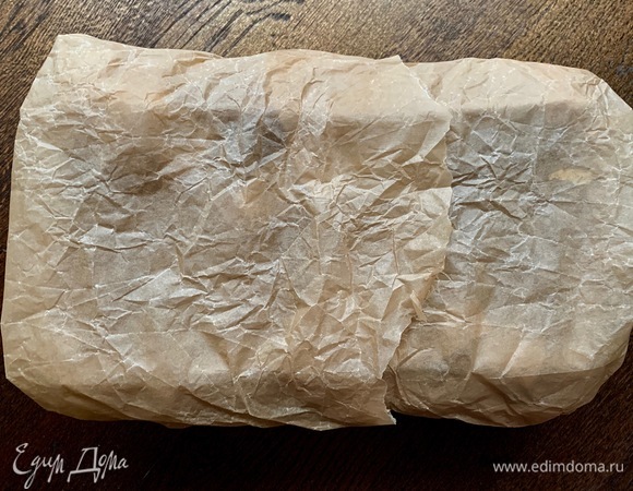 Закрываю пергаментом. Выпекаю примерно 3–3,5 часа. Посматривайте, результат готовности зависит от возможностей вашей духовки.