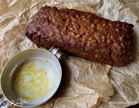 Щедро смазать маслом весь кекс: низ, верх, бока.