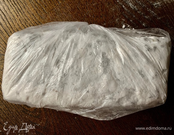 Дать немного остыть. Завернуть в пакет или пленку. Положить, забыть и вспомнить через пару дней! Если очень хочется, подождите пару часов!