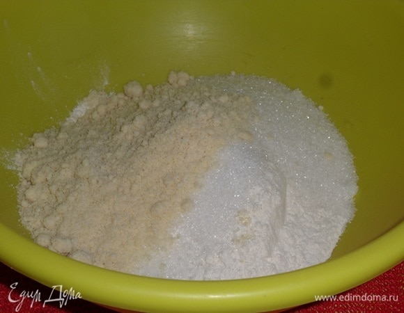 В глубокую чашку просеиваем пшеничную муку с разрыхлителем. Добавляем сахар, соль и миндальную муку.