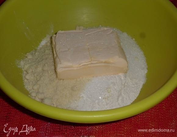 Выкладываем в чашку сливочное масло.