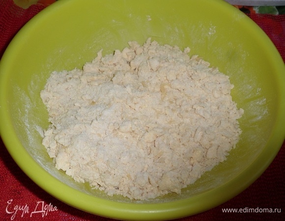 Перетираем ингредиенты до состояния крошки.
