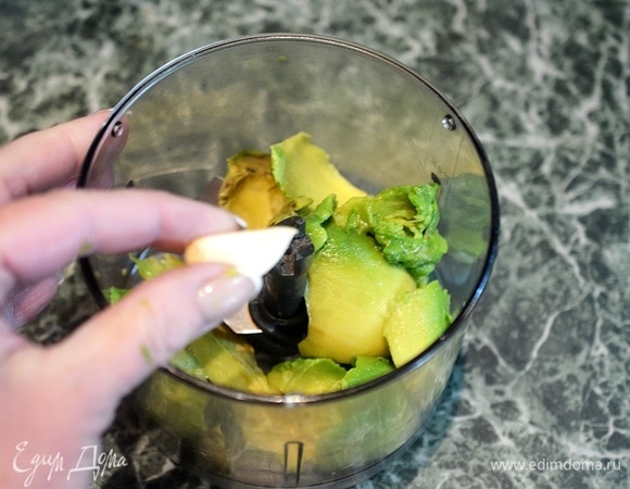 Добавьте в чашу блендера чеснок, посолите.