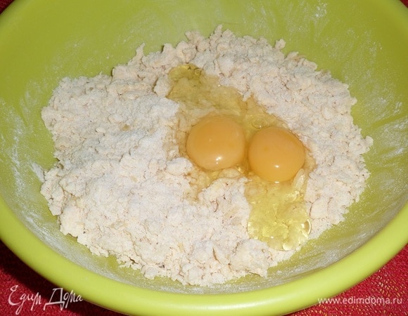 Затем добавляем куриные яйца.