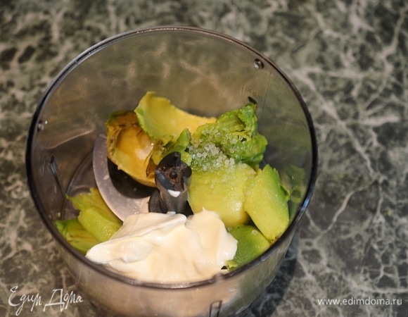 Влейте сливки. Их можно заменить сметаной.