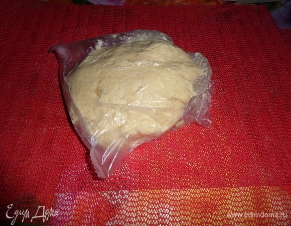 Выкладываем тесто в пакет. Затем убираем на 20–30 минут в холодильник.