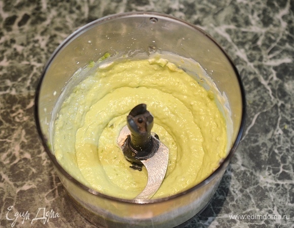 Измельчите все с помощью блендера до однородного состояния.