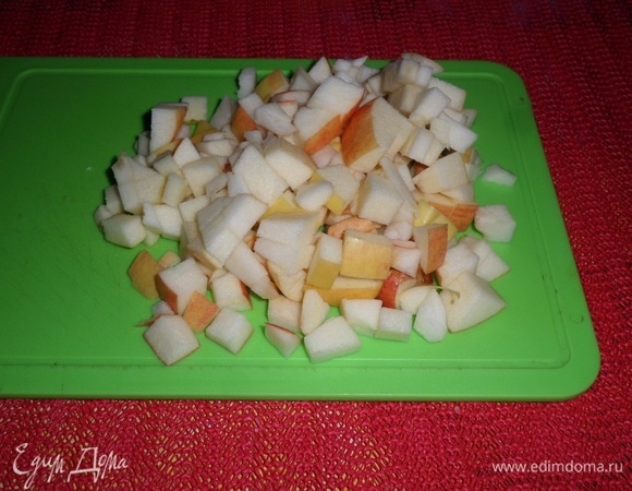 Яблоки нарезаем мелким кубиком.