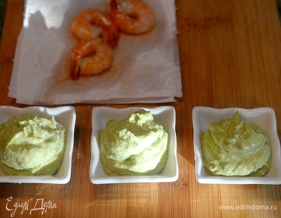 Выложите мусс из авокадо в креманки. Сверху положите по креветке.