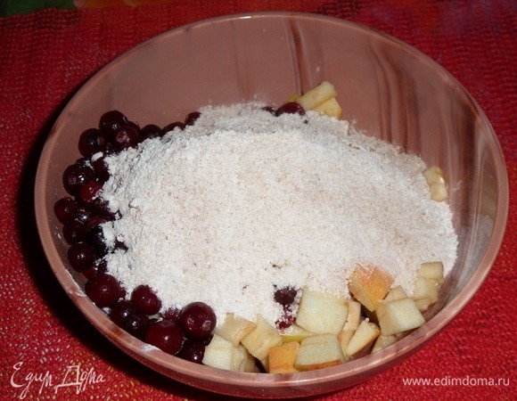 В чашку к яблокам и клюкве добавляем крахмально-сахарную пряную смесь. Хорошо перемешиваем.