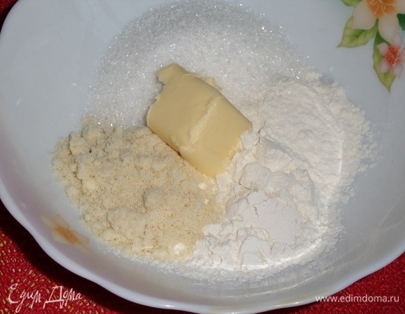В отдельную чашку выкладываем сахар, пшеничную и миндальную муку, сливочное масло.