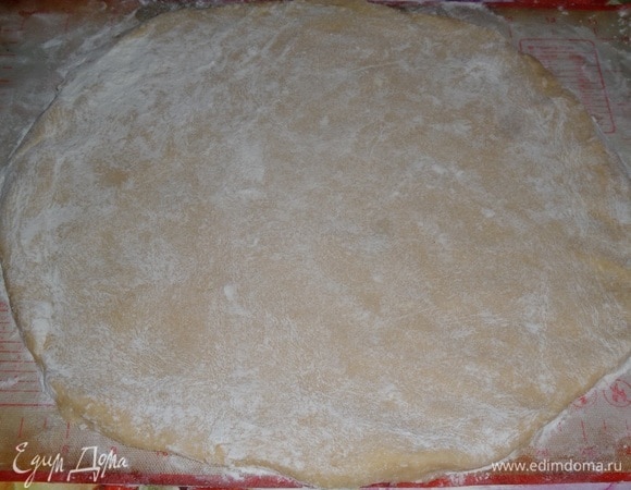 Тесто достанем из холодильника. Раскатываем на силиконовом коврике, слегка припыленном мукой.