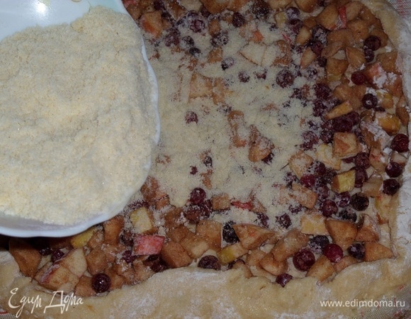 Поверх начинки выкладываем крошку из теста.