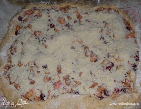 Края теста немного подтягиваем вверх, положив их на начинку.