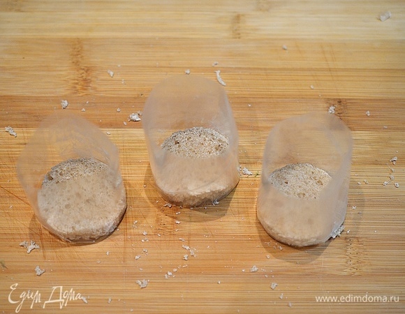 Наденьте формочки на кусочки хлеба.