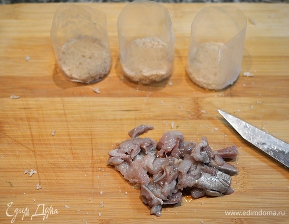 Филе сельди мелко нарежьте.