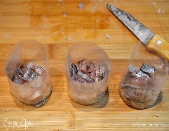 Выложите на кусочки хлеба небольшими горками.