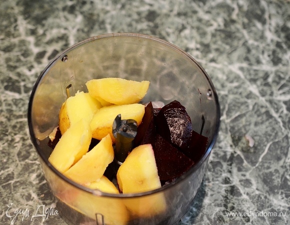 Овощи почистите, нарежьте и положите в чашу блендера.